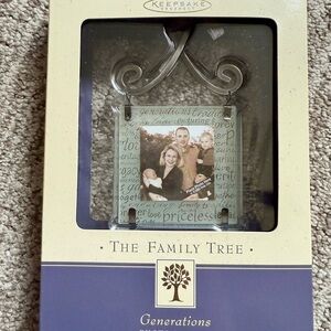 Hallmark Keepsake Family Tree Photo Frame Christmas Ornament